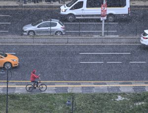 Ankara’da sabah saatlerinde kar yağışı başladı.