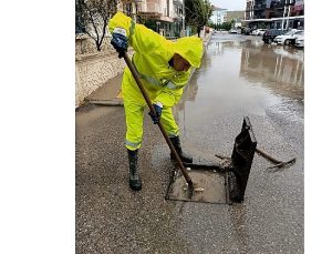 Meteoroloji Genel Müdürlüğü’nün yaptığı kuvvetli yağış ve fırtına uyarısı doğrultusunda: İzmir Büyükşehir Belediyesi ekipleri yağmur mesaisinde!