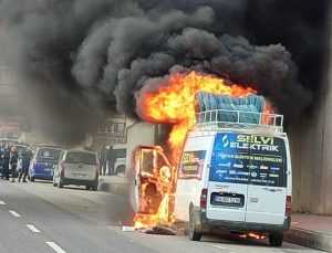 Şanlıurfa’da seyir halindeki minibüs elektrik kontağından çıkan yangınla alev topuna döndü