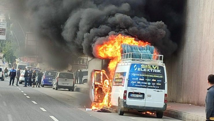 Şanlıurfa’da seyir halindeki minibüs elektrik kontağından çıkan yangınla alev topuna döndü