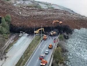 Artvin Karadeniz Sahil Yolu’nda heyelan