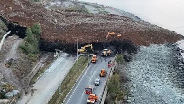 Artvin Karadeniz Sahil Yolu’nda heyelan